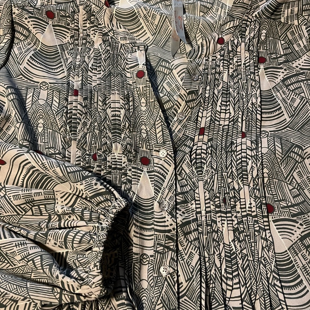 Melissa McCarthy Size 1X pin tuck tunic with geometric and silver. Worn once.